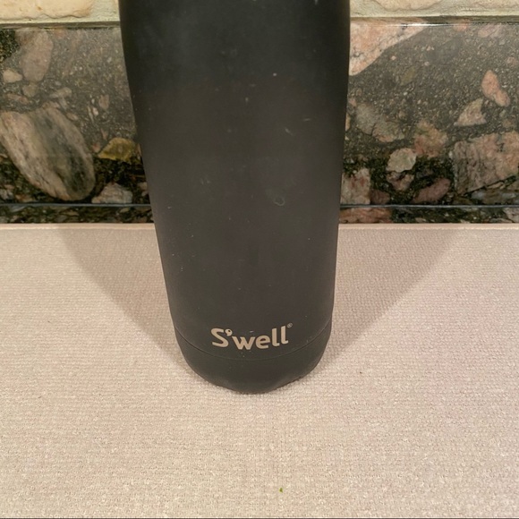 Swell Onyx Bottle Stone Collection Black 17 oz Water Bottle - Picture 2 of 5